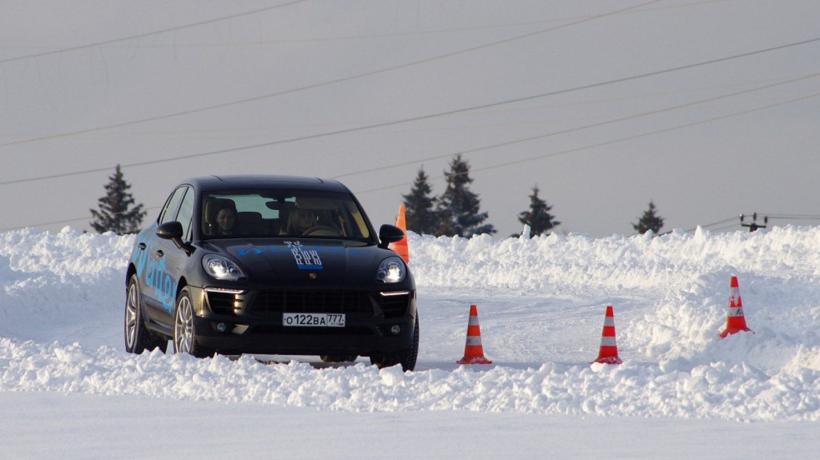 На машине из москвы зимой куда. Moscow Raceway зима. Moscow Raceway Winter. Porsche Winter Festival 2015.